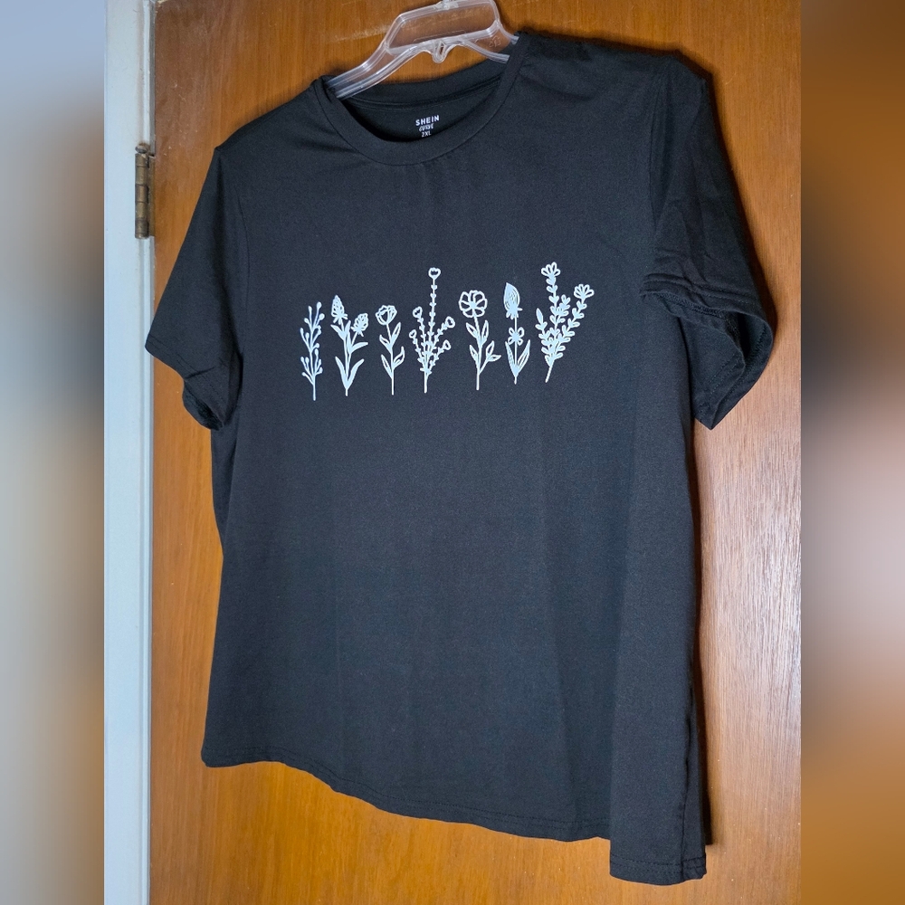 Shein Curve Black Graphic Floral Tee 2XL